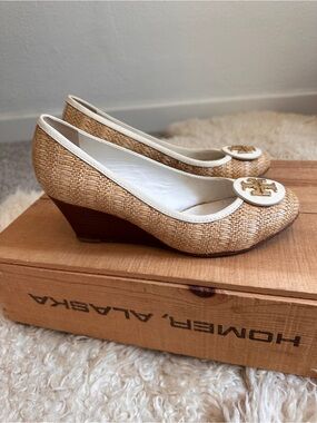 Tory Burch beige and white Sally raffia straw leather espadrilles wedge shoes.